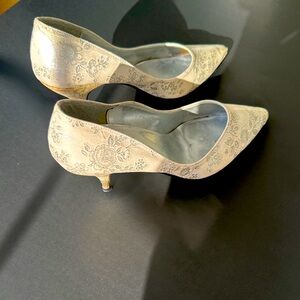 Cream colored healed shoes with gray floral pattern
vintage condition